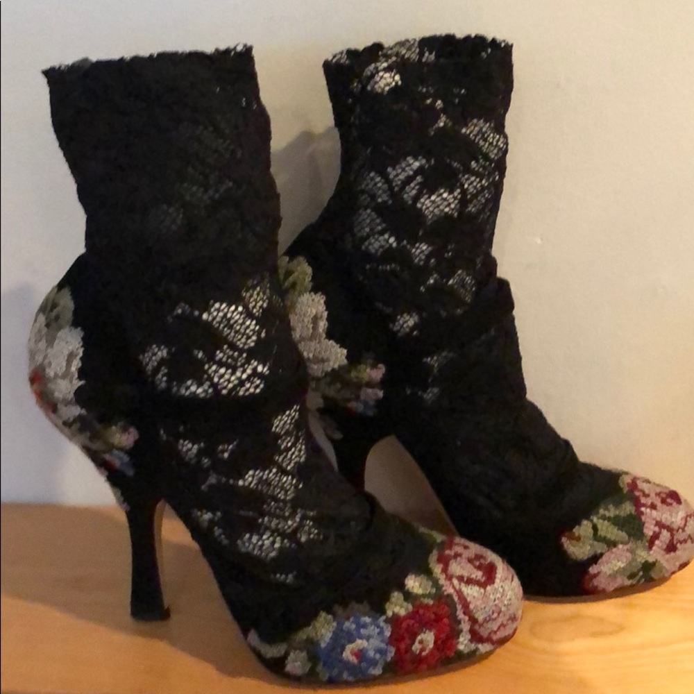 Dolce and Gabbana embroidered runways pumps